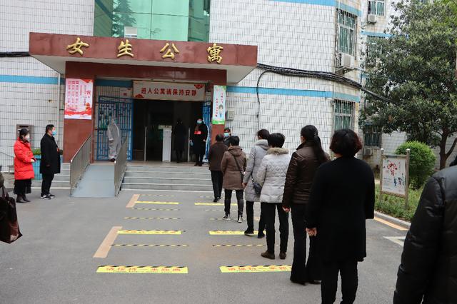 市教育局對南陽一中、南陽五中高三開學(xué)準(zhǔn)備工作開展檢查驗(yàn)收