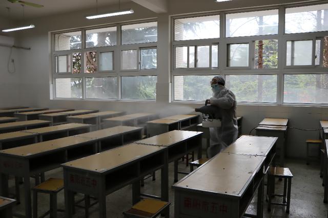 市教育局對南陽一中、南陽五中高三開學(xué)準(zhǔn)備工作開展檢查驗(yàn)收