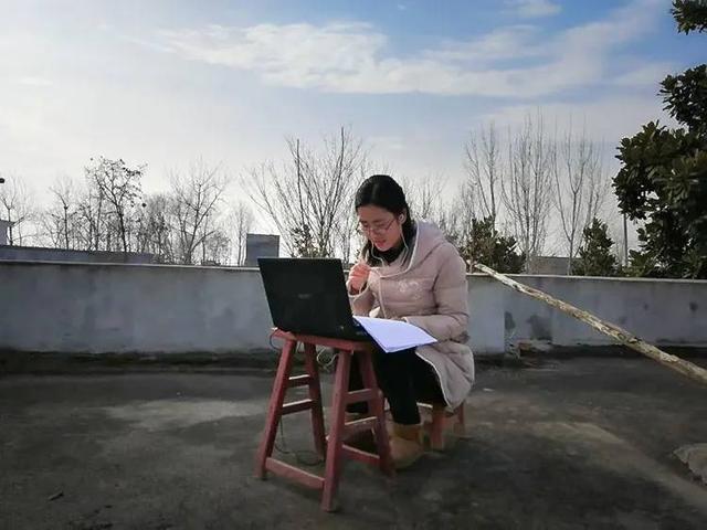 南陽一完初中部女老師，在村子里找方法上網(wǎng)課
