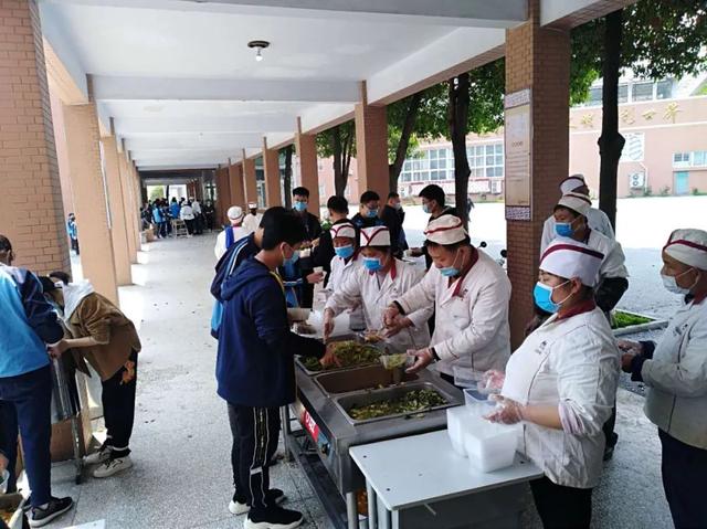 現(xiàn)場：南陽一中返校復(fù)學(xué)首日全流程：貼心、放心